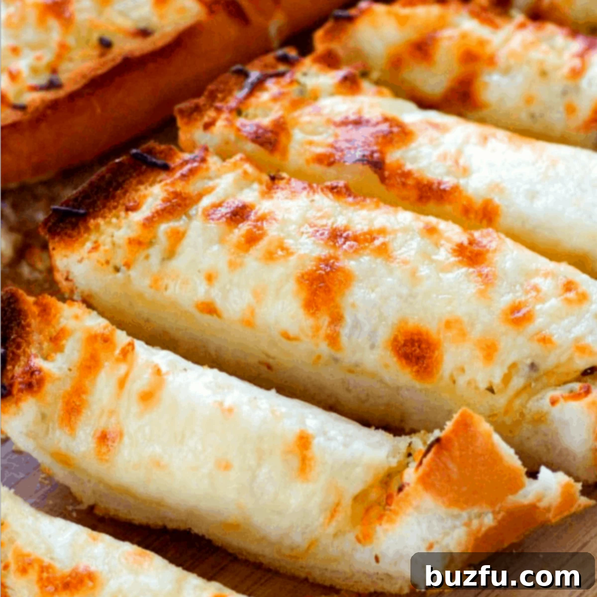 Golden Gooey Garlic Perfection 1 featured 8505