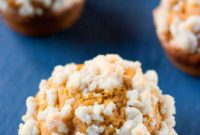 Autumn Spiced Pumpkin Crumble Muffins