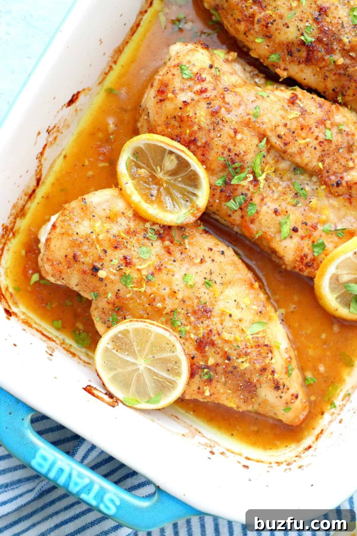 Limonlu Karabiberli Tavuk Tarifi Limon ve tavuk fırın tepsisinde.