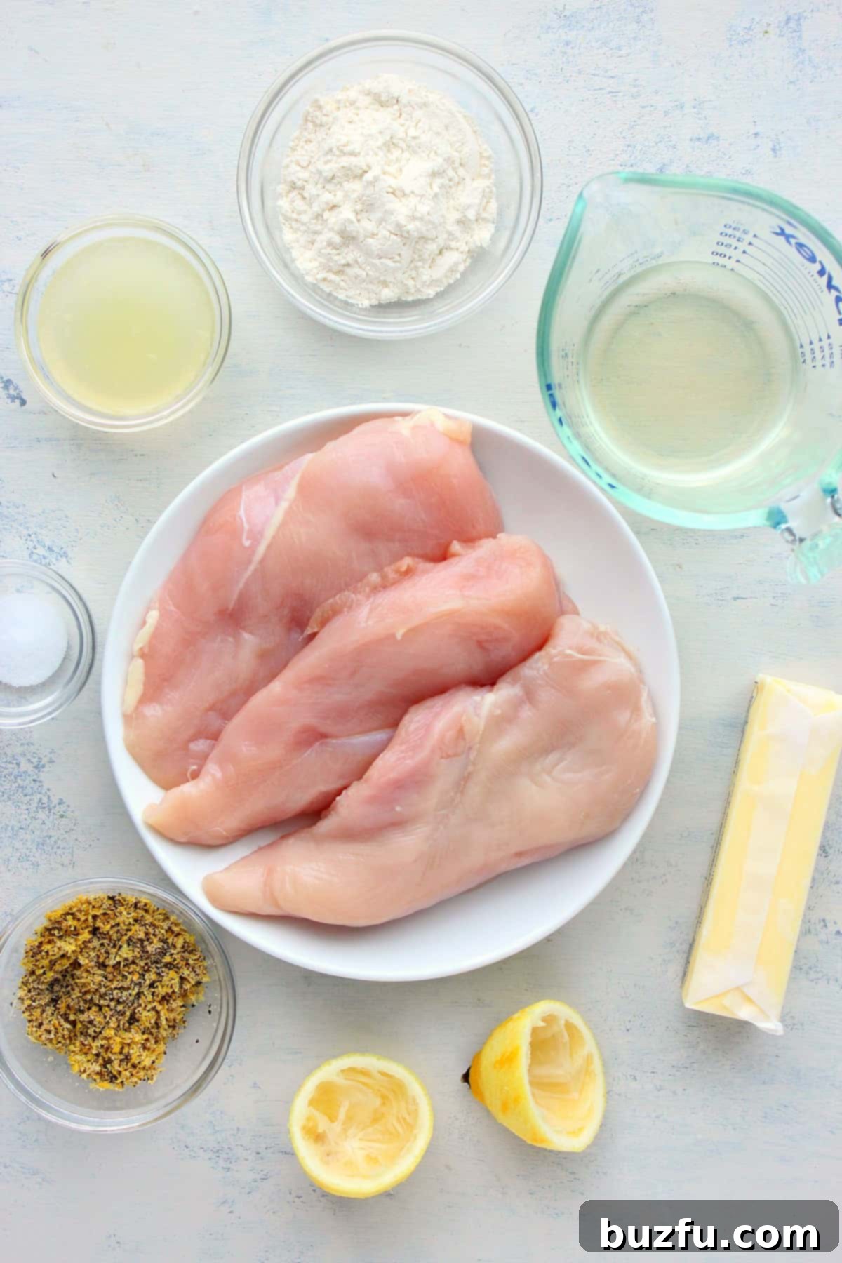 Limonlu Karabiberli Tavuk malzemeleri Bir tahta üzerinde malzemeler.