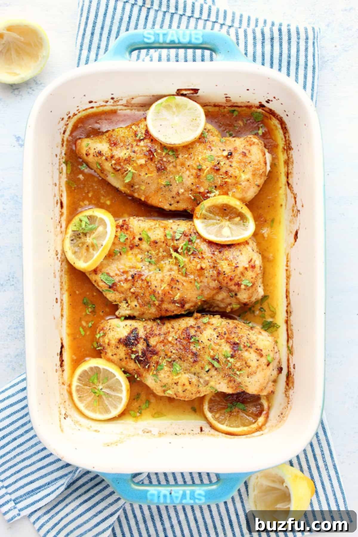 En İyi Limonlu Karabiberli Tavuk Fırın tepsisinde üç tavuk göğsü.