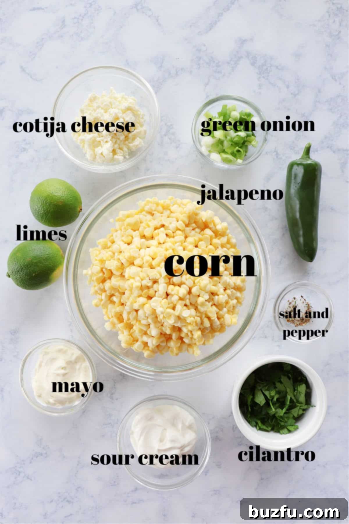 Meksika mısır salatası malzemeleri mermer bir tahta üzerinde.