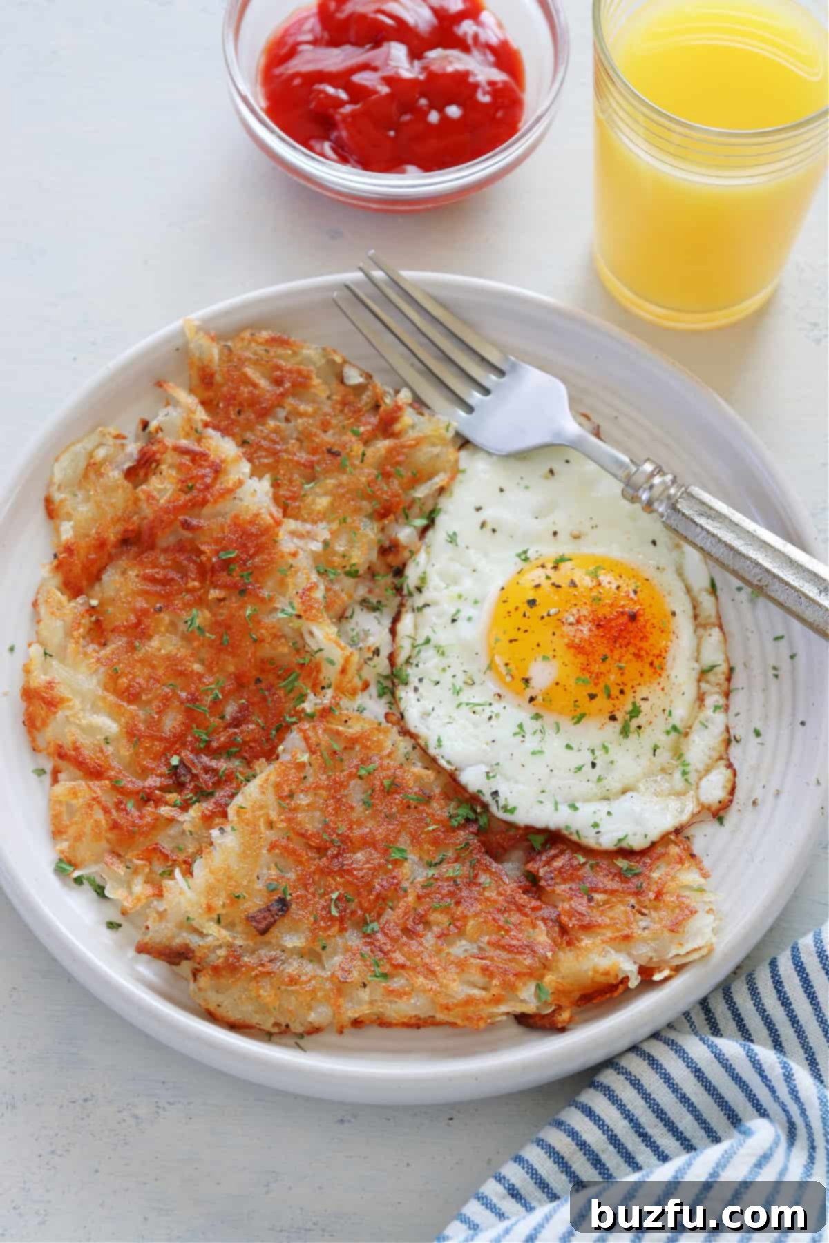 Diner-style Hash Browns Recipe A vibrant breakfast spread featuring perfectly cooked hash browns alongside a fried egg, evoking the classic diner experience.